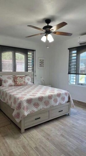 2 chambres, bureau, fer et planche à repasser, lit de bébé portatif