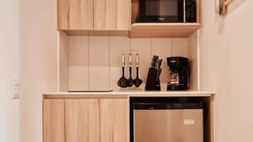 Tủ lạnh, lò vi sóng, dụng cụ nấu nướng/bát dĩa/dao nĩa, dụng cụ vệ sinh