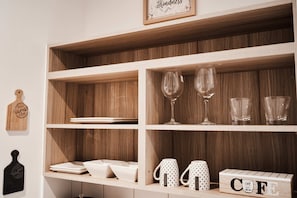 Refrigerador, microondas, utensilios de cocina y artículos de limpieza 