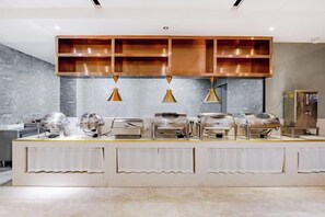 A buffet setup with multiple serving stations, a marble countertop, and pendant lighting. - Homeinn Ripple Yun Hotel (Hefei Xueji Road) (Hefei)