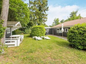 Une petite maison de plain-pied avec un patio.