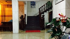 A lobby with a staircase, a reception desk, and a red carpet. - Yandangshan Xiankelai Villa (Yueqing)
