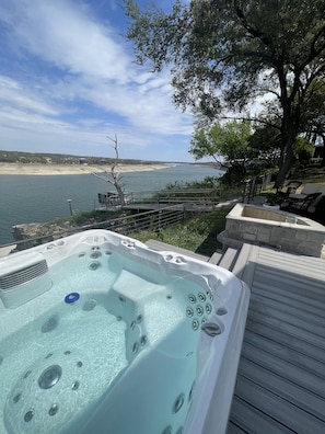 Outdoor spa tub - Beautiful 5 bedroom Lake front home on Lake Travis - just outside of Austin, Tx (Briarcliff)