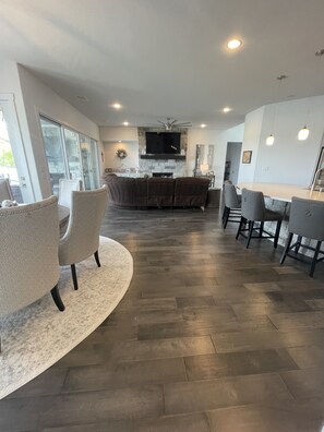 Interior - Beautiful 5 bedroom Lake front home on Lake Travis - just outside of Austin, Tx (Briarcliff)
