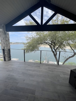 Property grounds - Beautiful 5 bedroom Lake front home on Lake Travis - just outside of Austin, Tx (Briarcliff)