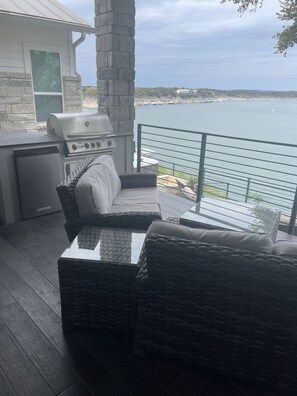 Property grounds - Beautiful 5 bedroom Lake front home on Lake Travis - just outside of Austin, Tx (Briarcliff)