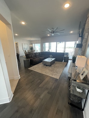 Smart TV, caminetto, tavolo da ping pong, impianto stereo