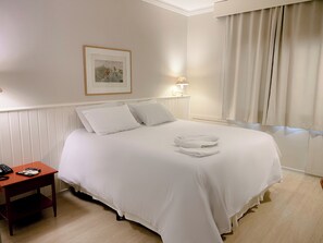 Minibar, in-room safe, desk, laptop workspace - Hotel Jaguary e Residence  (Jaguariuna)