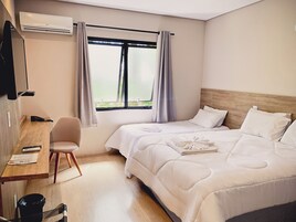 Quarto triplo standard | Frigobar, cofres nos quartos, escrivaninha