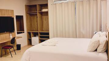 Quarto casal standard | Frigobar, cofres nos quartos, escrivaninha