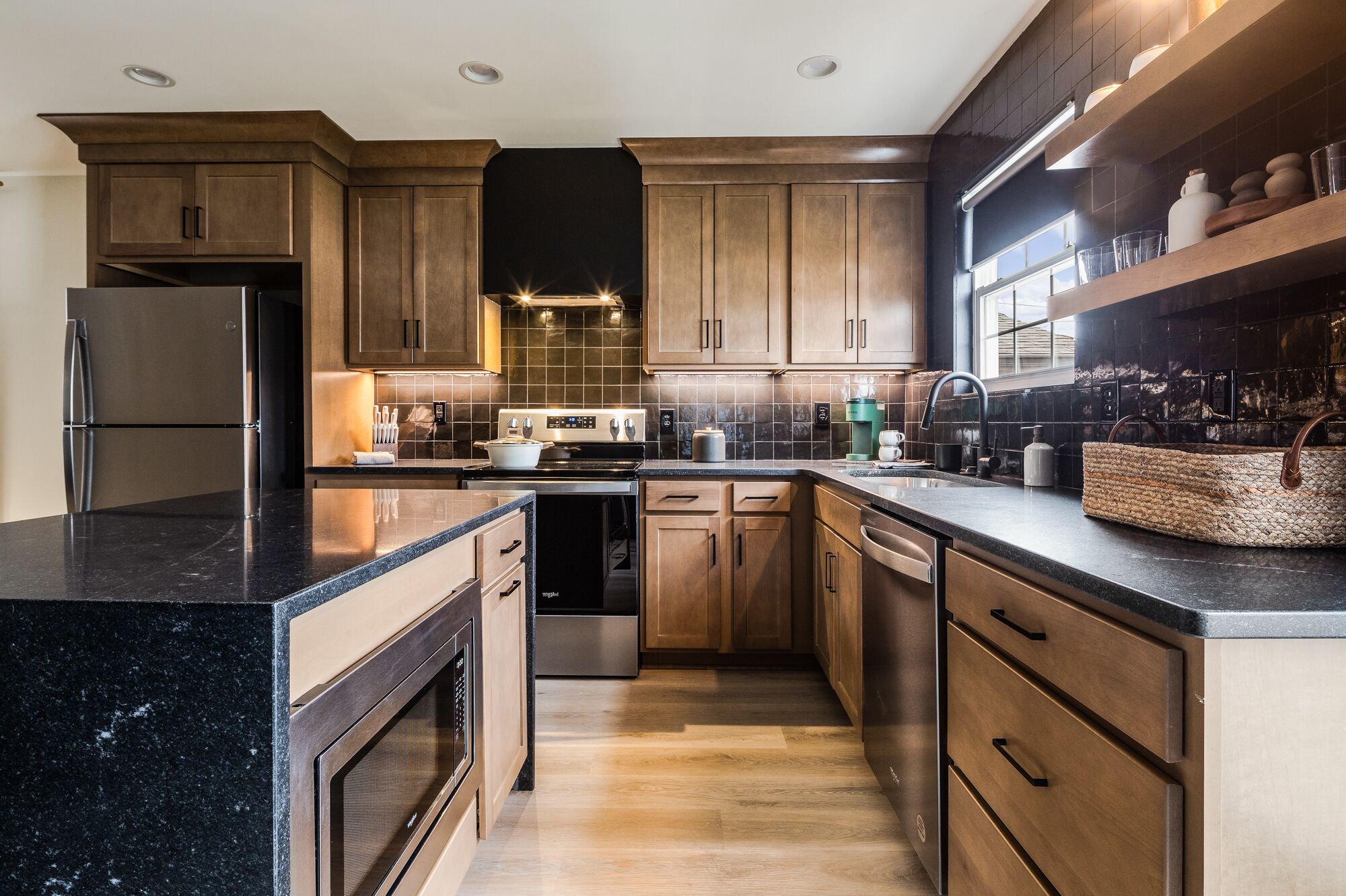 ثلاجة، ميكروويف، فرن، موقد طهي مسطح