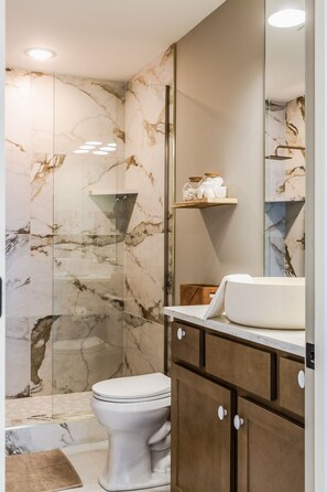 Shower, hair dryer, towels, toilet paper - The Winnie Lou (Jeffersonville)
