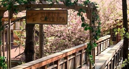 Lake view three bedroom, three bath cottage with hot tub overlooking Lake Ouachita. by RedAwning