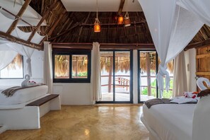 Caja de seguridad en la habitación y tabla de planchar con plancha 