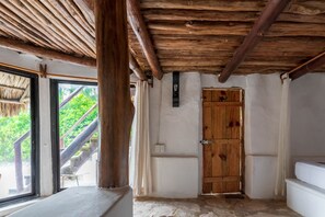 Caja de seguridad en la habitación y tabla de planchar con plancha 