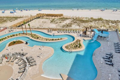 Direct Premium Beachfront Walk to restaurants Lazy River-Waterslide-Splash pad