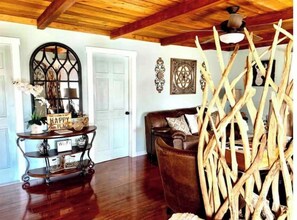 Smart-TV, Kamin, DVD-Player, Bücher