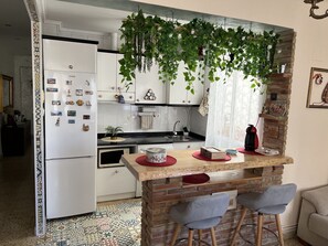 Kjøleskap, mikrobølgeovn, kokeplater og kaffetrakter/tekoker