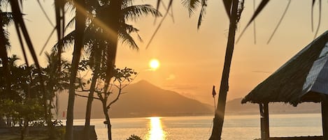 Privat strand, gratis strandcabanor, snorkling och strandbarer