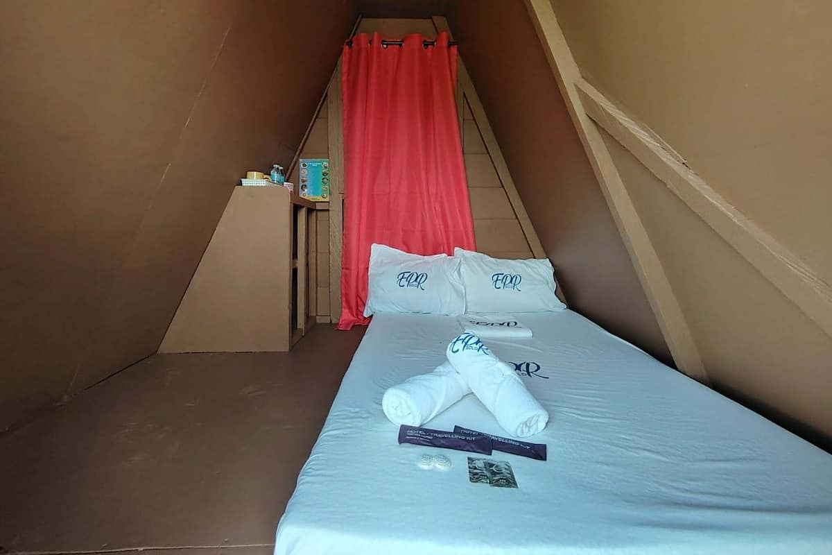 Basic Cabin | Premium bedding, down duvets, memory-foam beds, blackout curtains