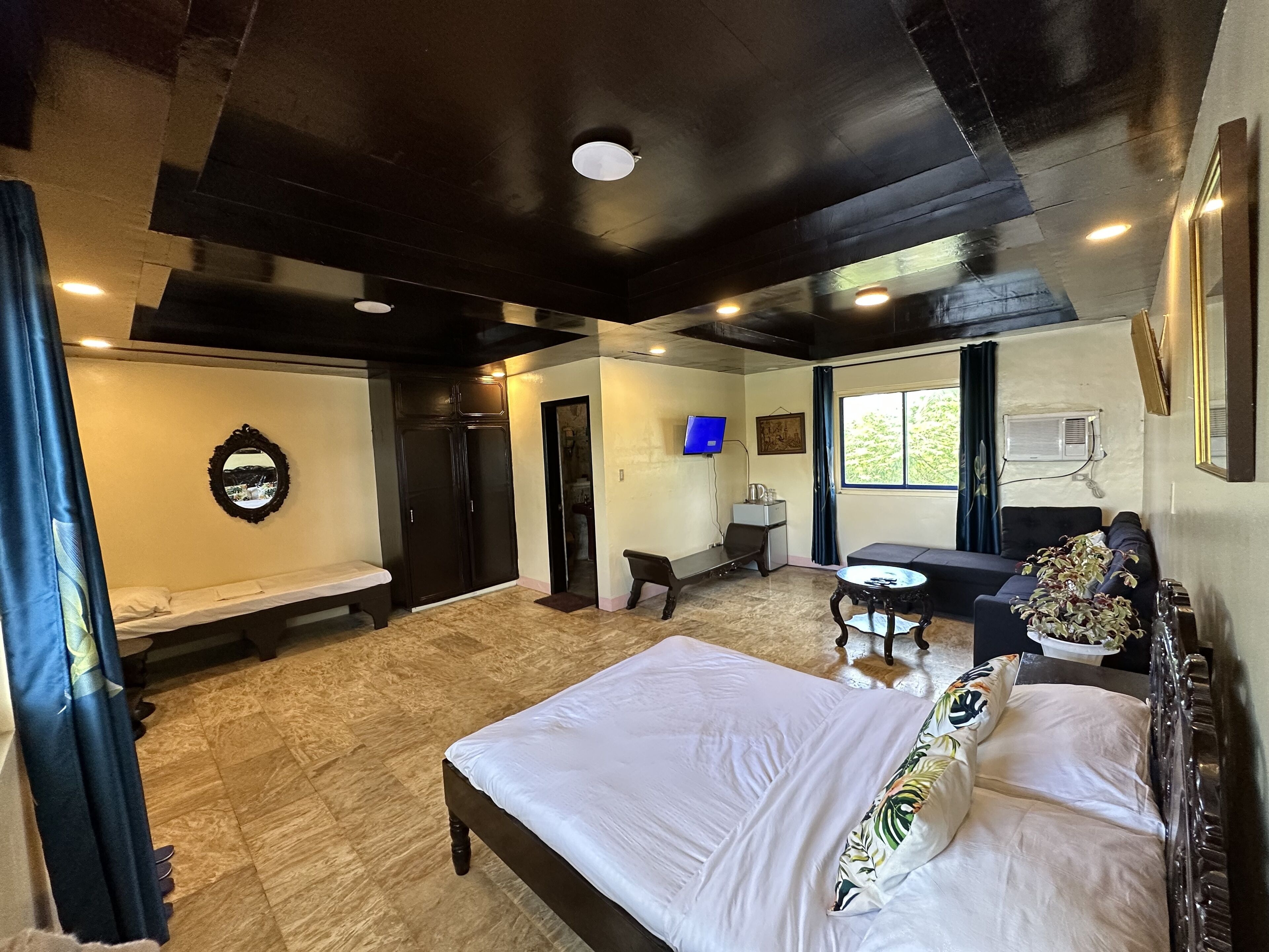 Presidential Single Room | Premium bedding, down comforters, memory foam beds, blackout drapes