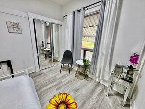 2 soveværelser, skrivebord, mørklægningsgardiner, strygejern/strygebræt