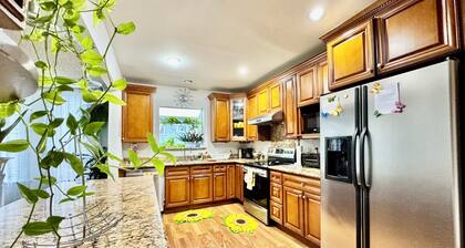 2 Bedroom Home with Extra Sofa Bed 9 mins to Airport and 15 to Downtown Seattle