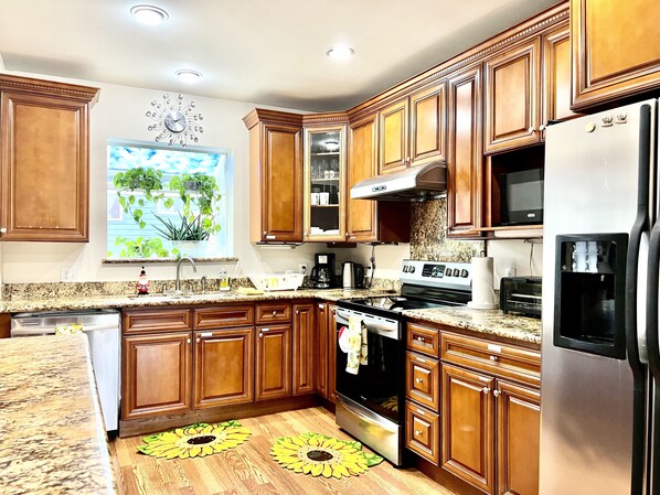 Køleskab, mikrobølgeovn, ovn, kogeplade