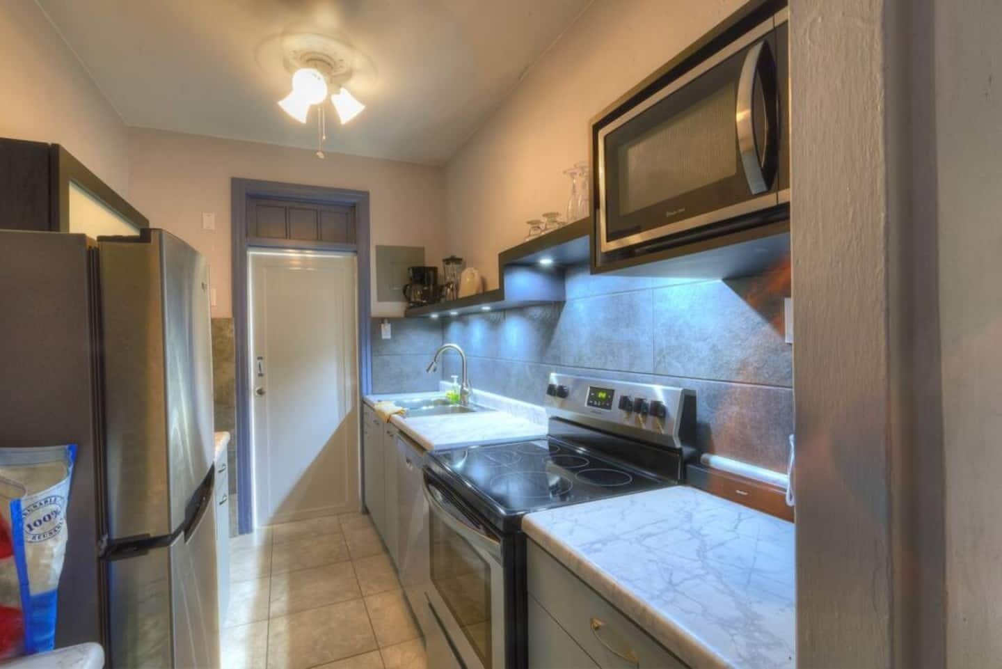 Kylskåp, mikrovågsugn, ugn och spishäll