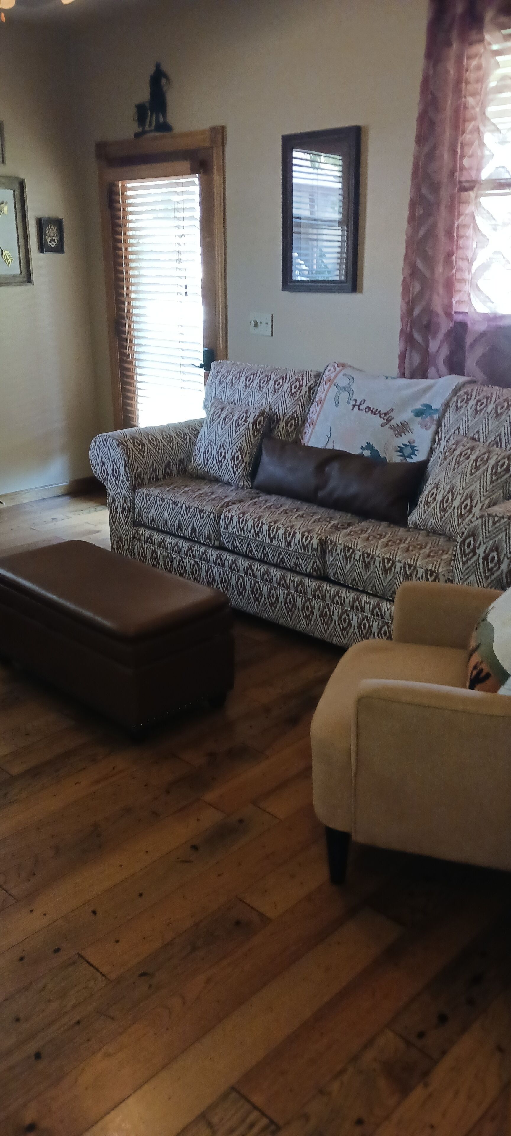 智能電視、壁爐、乒乓球設施、書籍