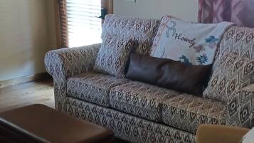 Smart-tv, pejs, bordtennisbord, bøger