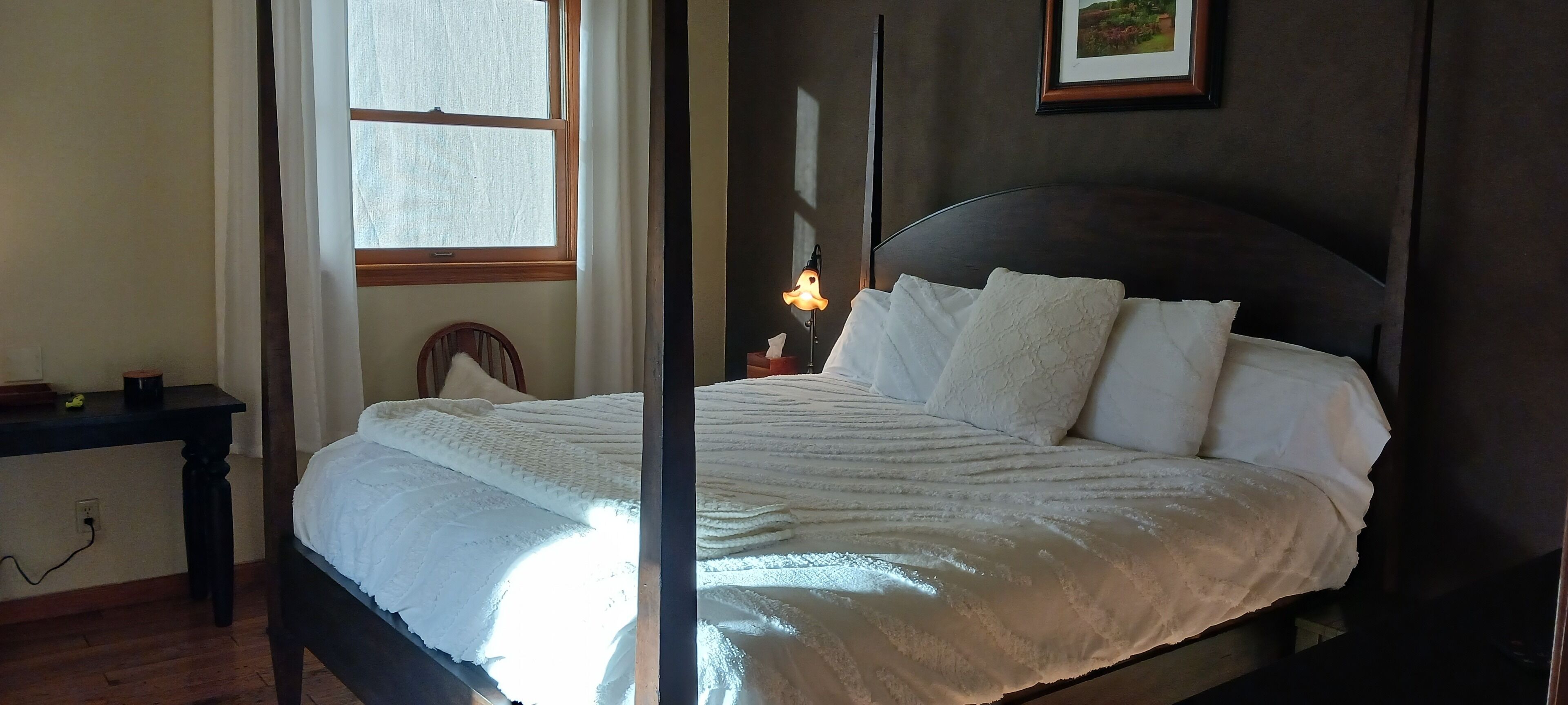 2 soveværelser, pengeskab på værelset, skrivebord, strygejern/strygebræt