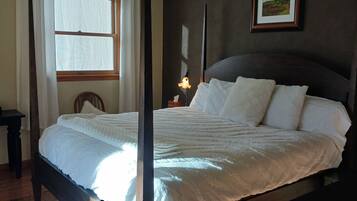 2 soveværelser, pengeskab på værelset, skrivebord, strygejern/strygebræt