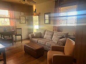 Smart TV, fireplace, table tennis, books - Sequoia Park Foothill Ranch scenic views, luxury ranch house suite, pool horses (Exeter)