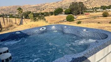 Tina de hidromasaje al aire libre