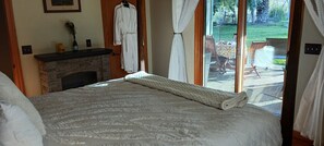 2 slaapkamers, een kluis op de kamer, een bureau