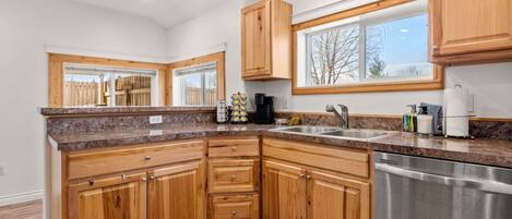 Geladeira, micro-ondas, fogão, lava-louças