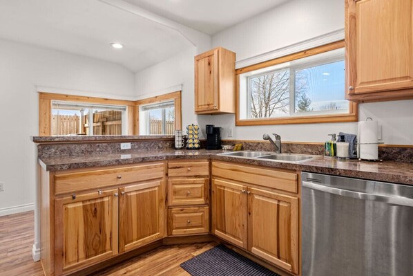 Fridge, microwave, oven, dishwasher - Large Fenced Yard and Outdoor Patio (Lewiston)