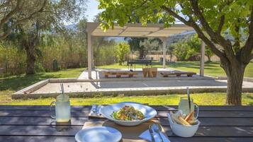 تناول الطعام بالخارج