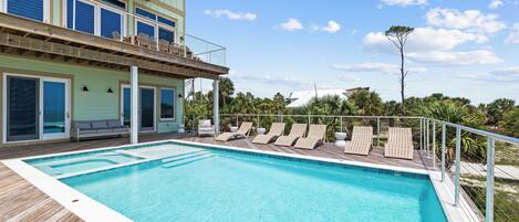 Et oppvarmet basseng