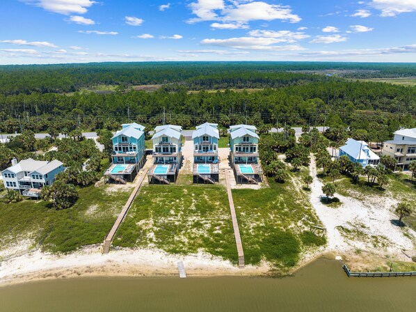 Une propriété située sur la côte, comprenant plusieurs villas avec vue sur la mer, chacune dotée d’une piscine et d’un accès direct à la plage.