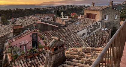 Belle Maison Située Face au Château-musée du Haut de Cagnes