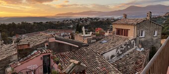 Belle Maison Située Face au Château-musée du Haut de Cagnes