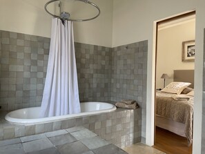 Dusche, Haartrockner, Bidet, HandtĂŒcher