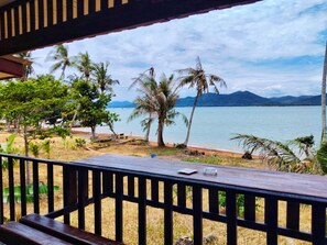 A wooden deck with a view of a beach and palm trees. - Leam Sai Bungalows Koh Yao Noi (Ko Yao)