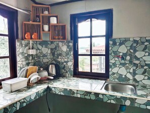 Grand-Bungalow | Eigene Küche | Mini-Kühlschrank, Kochgeschirr/Geschirr/Besteck, Küchenrolle