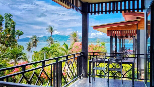 A balcony with a view of a body of water and mountains. - Leam Sai Bungalows Koh Yao Noi (Ko Yao)