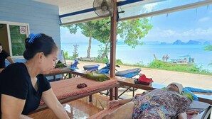A massage therapy session in a room with a view of the sea and boats. - Leam Sai Bungalows Koh Yao Noi (Ko Yao)