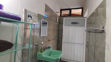 Economy Quadruple Room | Bathroom | Free toiletries