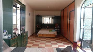 Dormitorio compartido | 1 habitación, escritorio y wifi gratis
